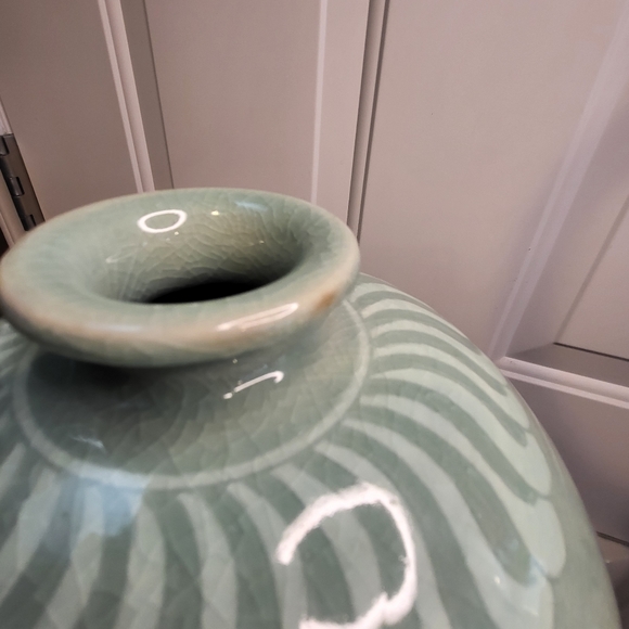 LARGE CELADON FLORA GREEN GLAZED CERAMIC POTTERY KOREAN VASE SIGNED 12" - Picture 10 of 13